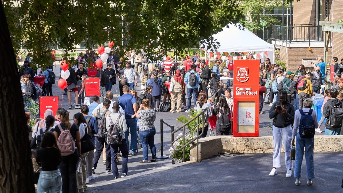 Crowds assemble in The Quad for the Welcome Back Lunch.