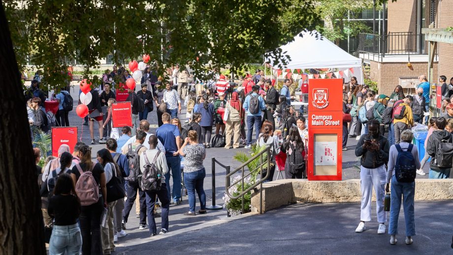 Crowds assemble in The Quad for the Welcome Back Lunch.