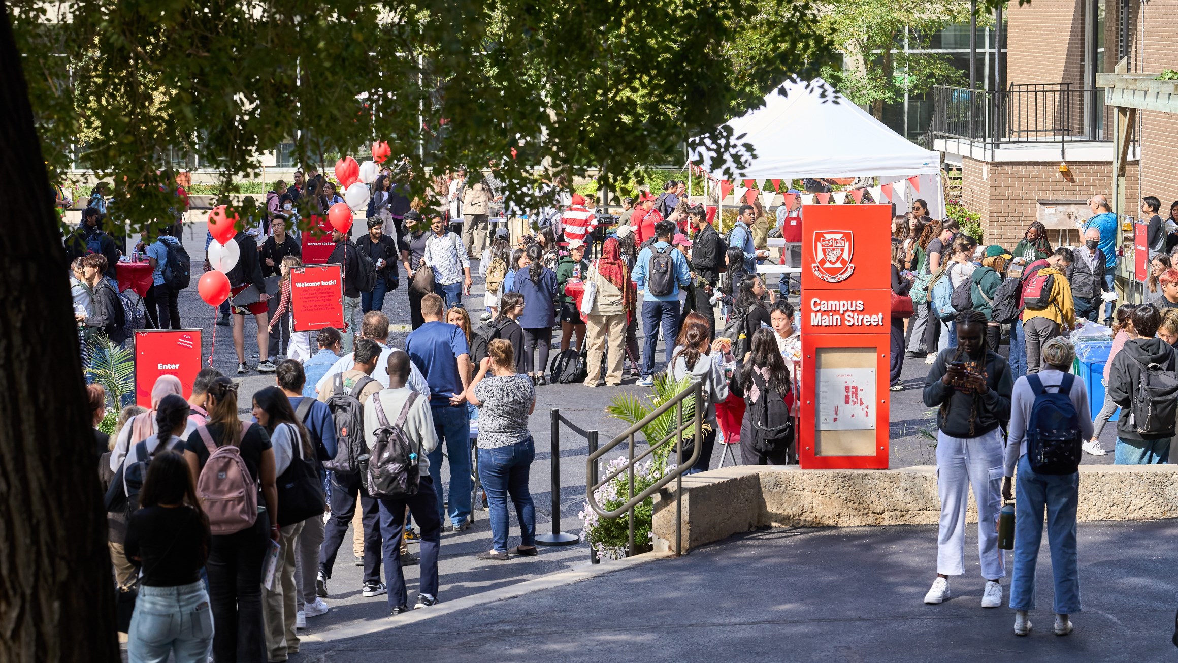 Crowds assemble in The Quad for the Welcome Back Lunch.